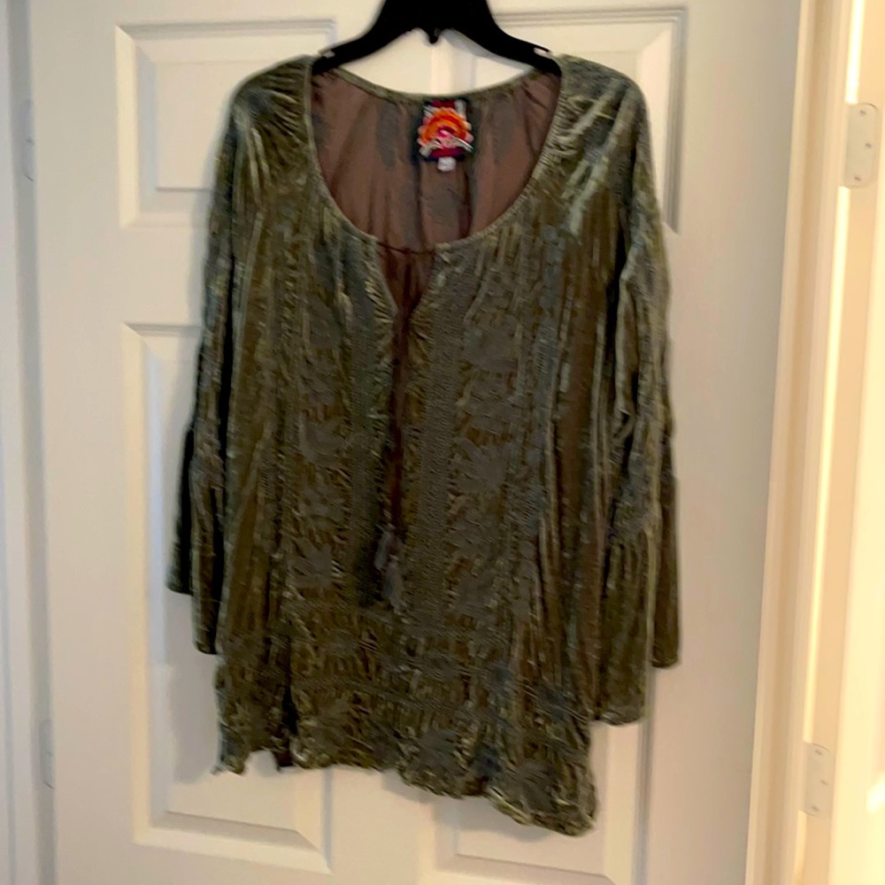 Johnny Was present top  size L no odor